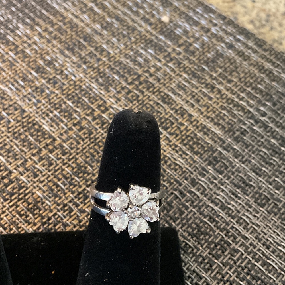 Elegant Silver Floral Ring